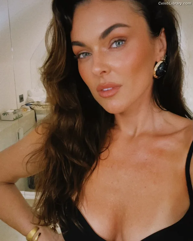 Serinda Swan photo 19 of 200