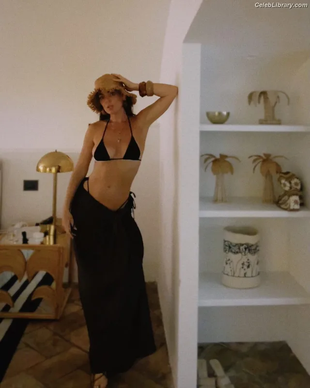 Serinda Swan photo 20 of 200