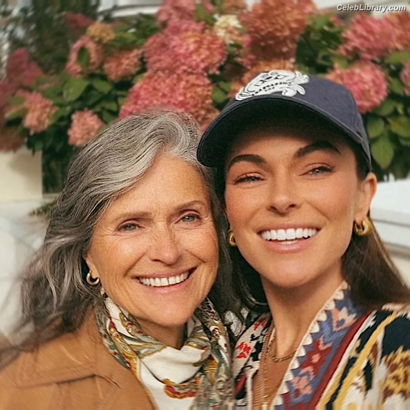Serinda Swan photo 24 of 200