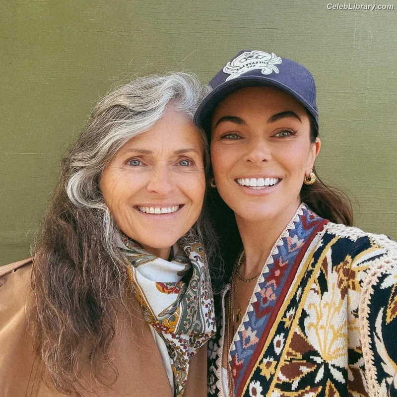Serinda Swan photo 3 of 200