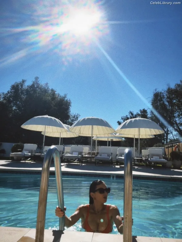 Serinda Swan photo 19 of 200