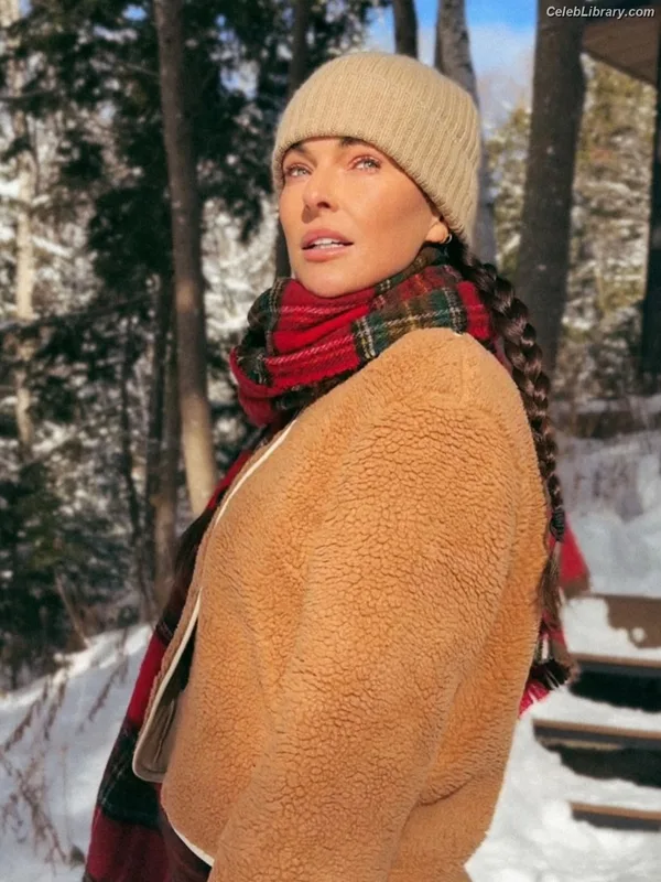 Serinda Swan photo 21 of 200