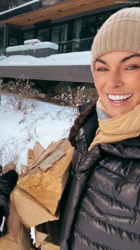 Serinda Swan photo 8 of 200