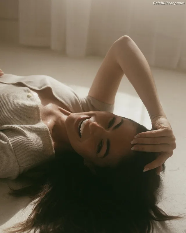 Serinda Swan photo 5 of 200