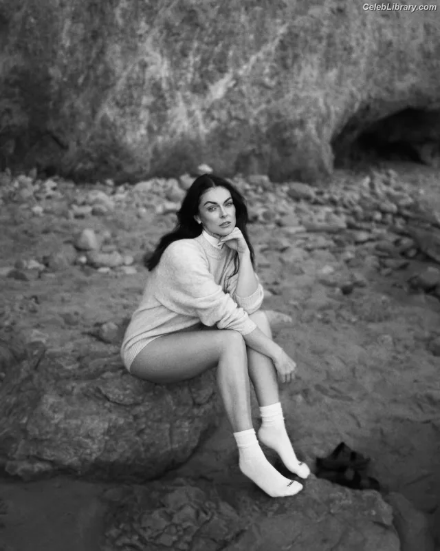 Serinda Swan photo 7 of 200
