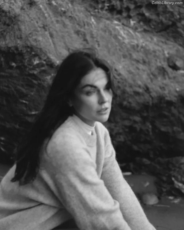 Serinda Swan photo 8 of 200