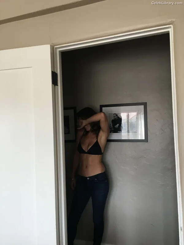 Serinda Swan photo 23 of 200