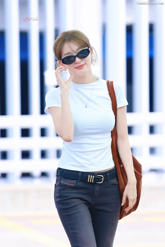 Seulgi (Red Velvet) photo 1 of 24