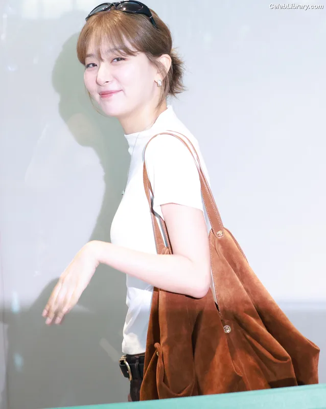 Seulgi (Red Velvet) photo 3 of 24