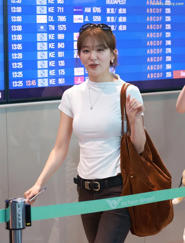 Seulgi (Red Velvet) photo 4 of 24