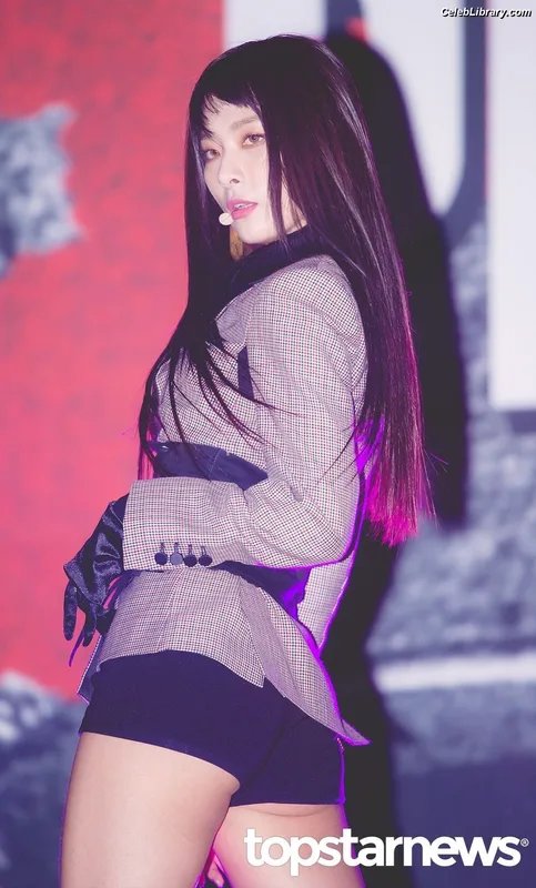 Seulgi (Red Velvet) photo 19 of 24