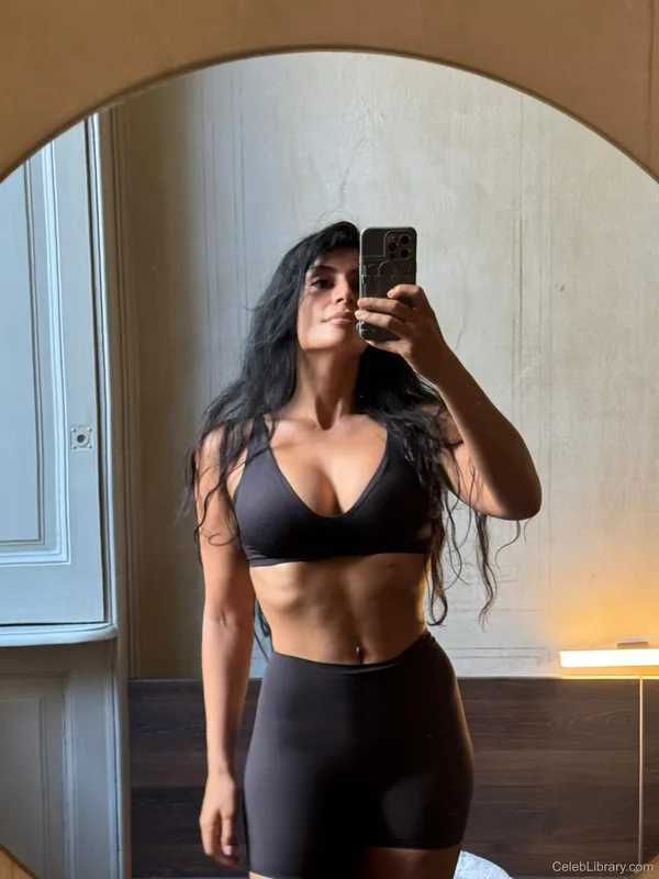 Sevdaliza photo 3 of 210