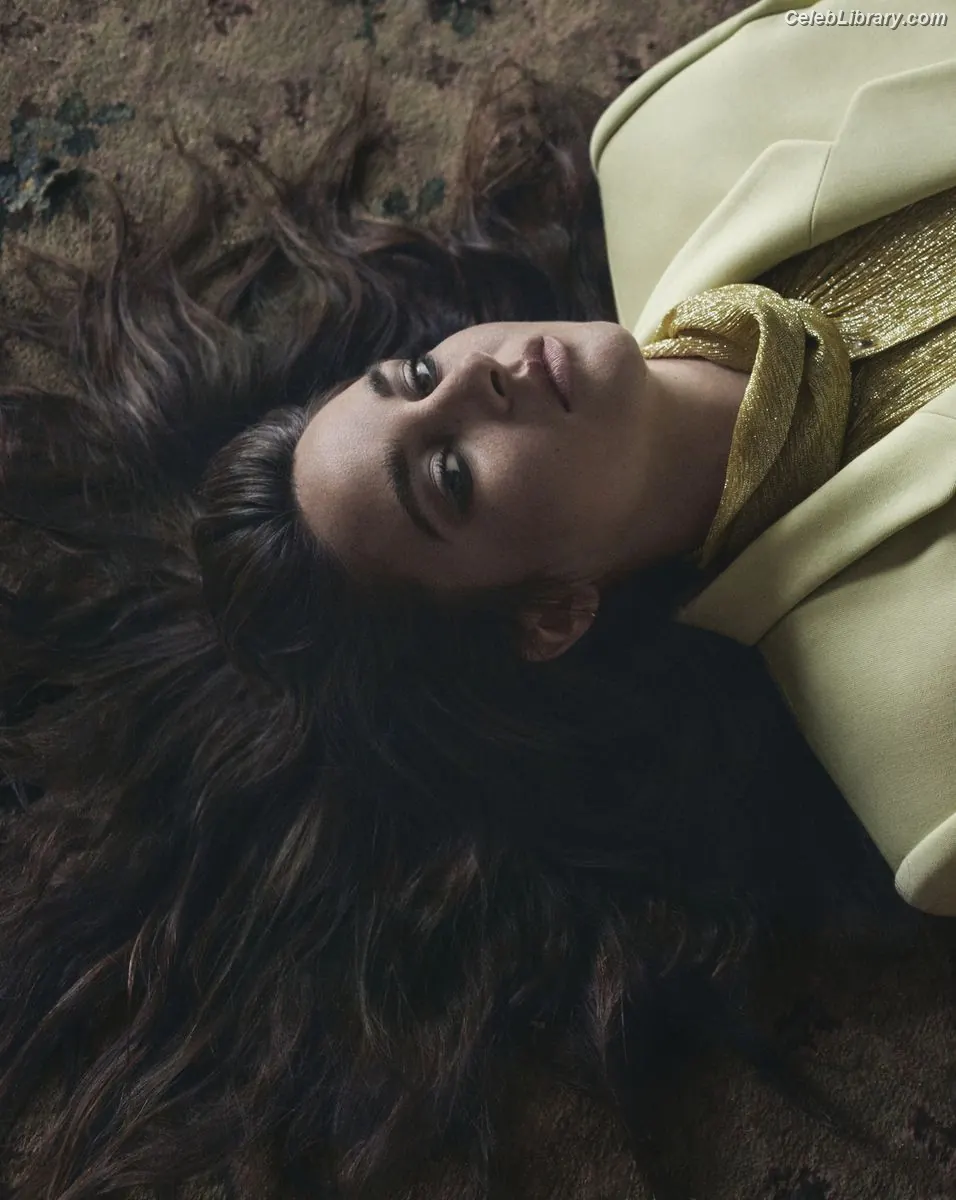 Shailene Woodley photo 8 of 1040