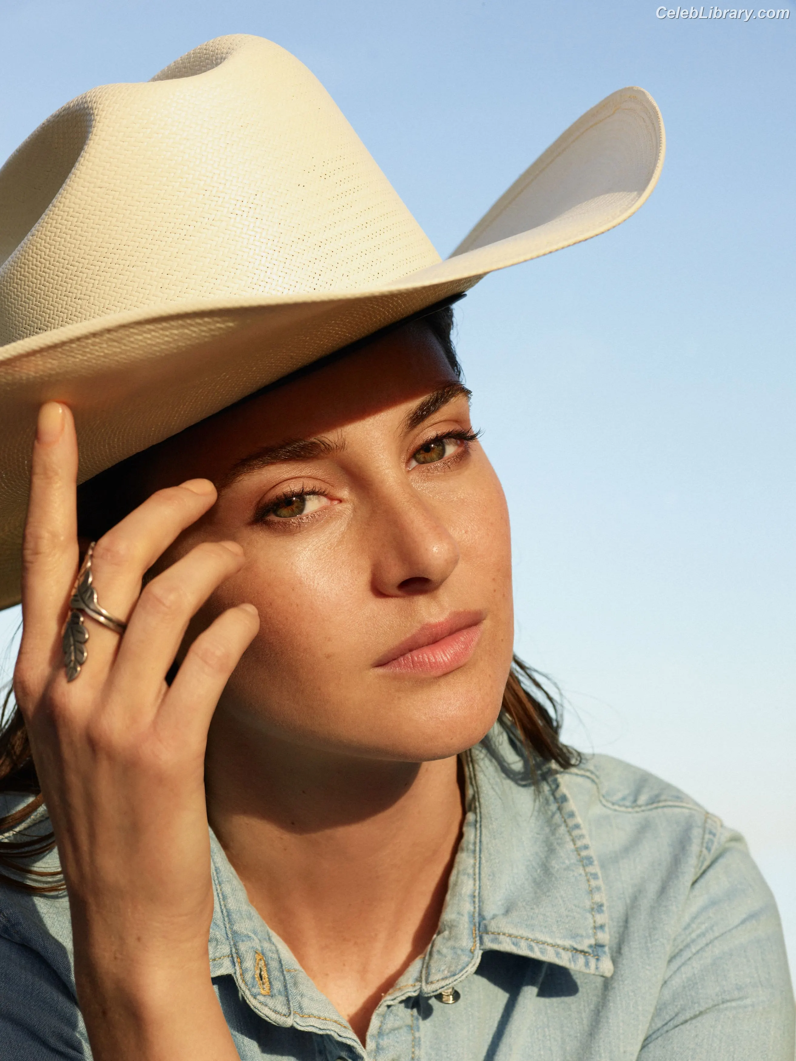 Shailene Woodley photo 16 of 1040