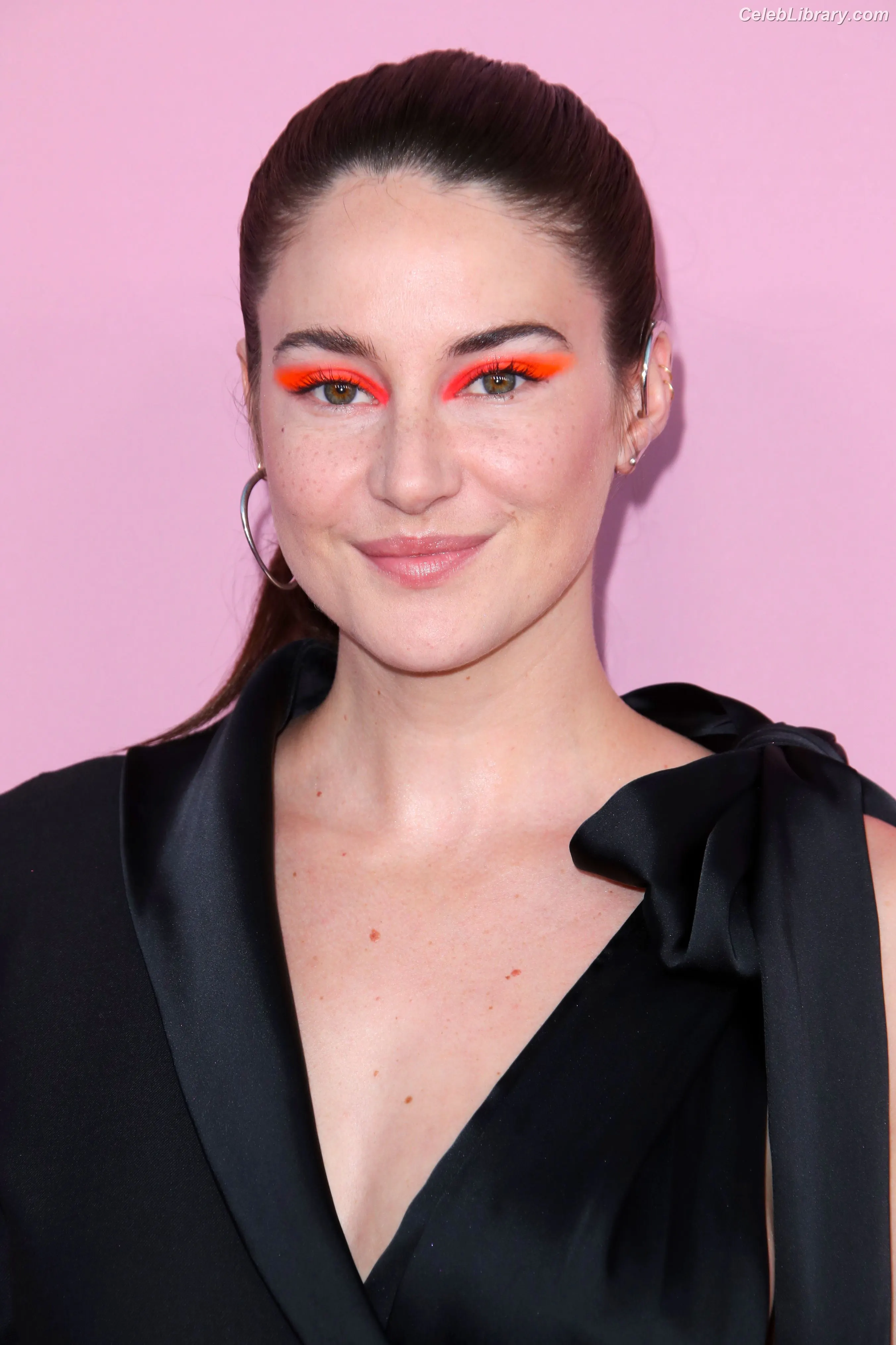 Shailene Woodley photo 20 of 1040
