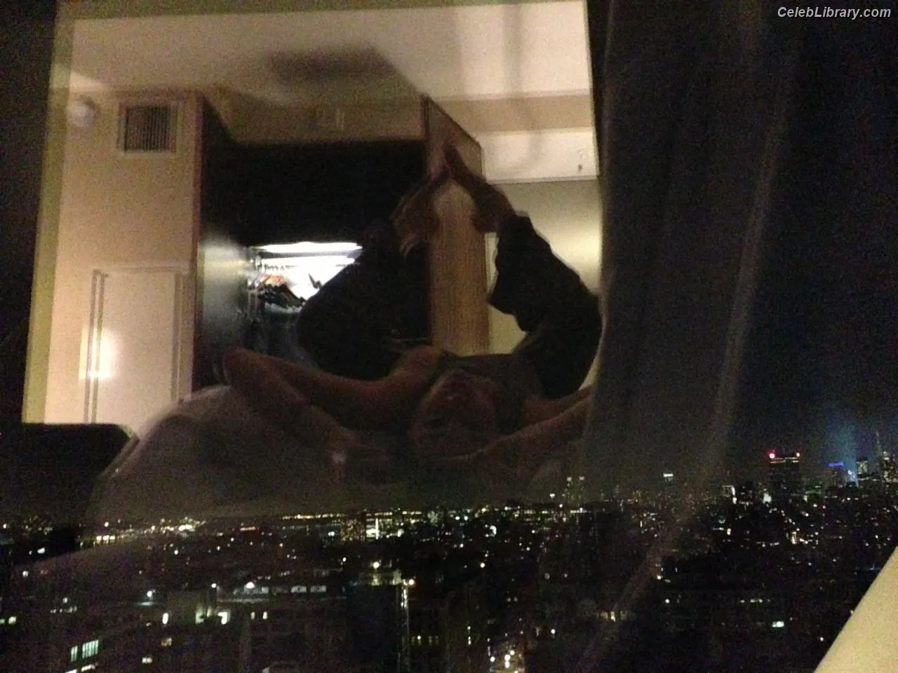 Shailene Woodley photo 10 of 1040
