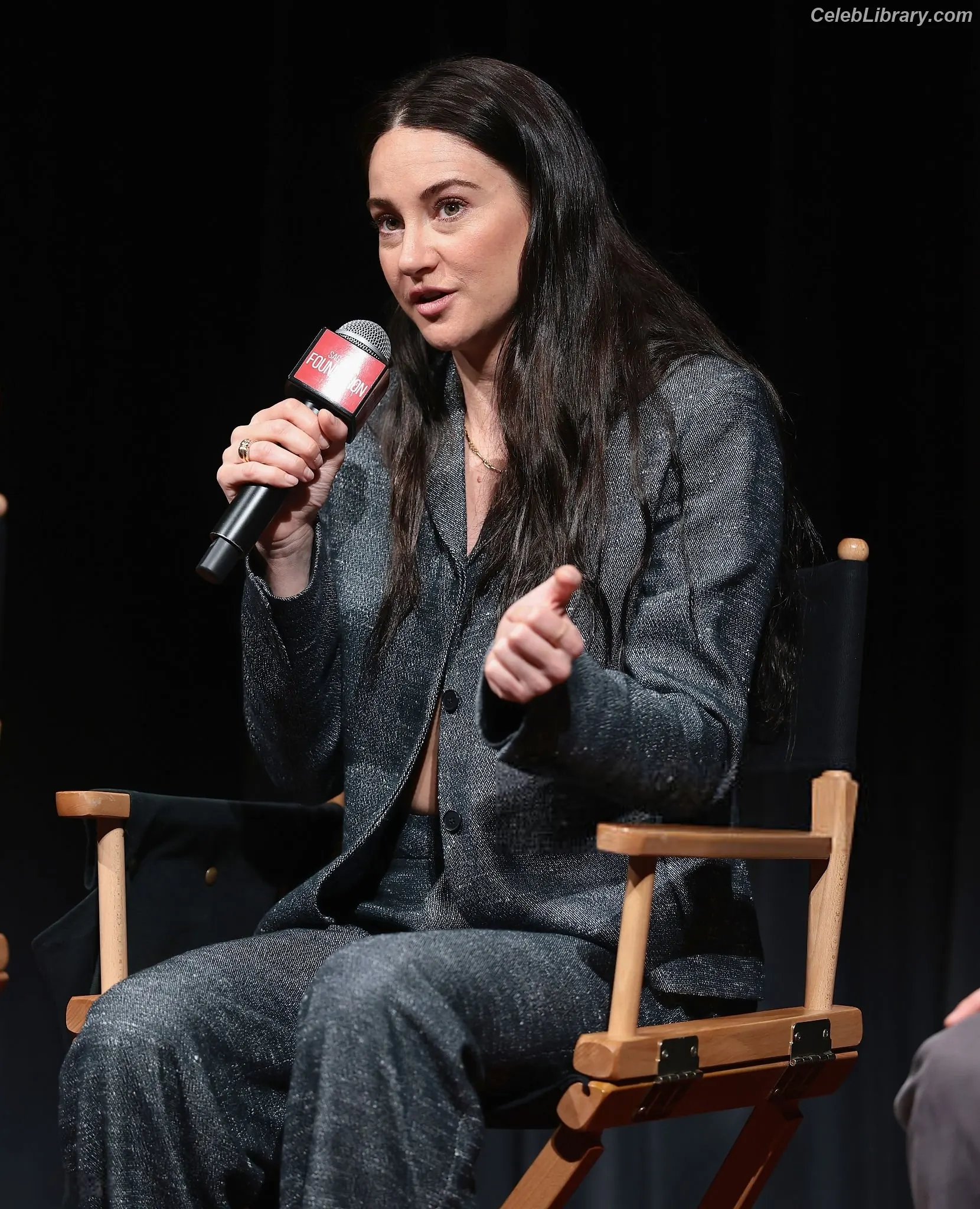 Shailene Woodley photo 17 of 1040