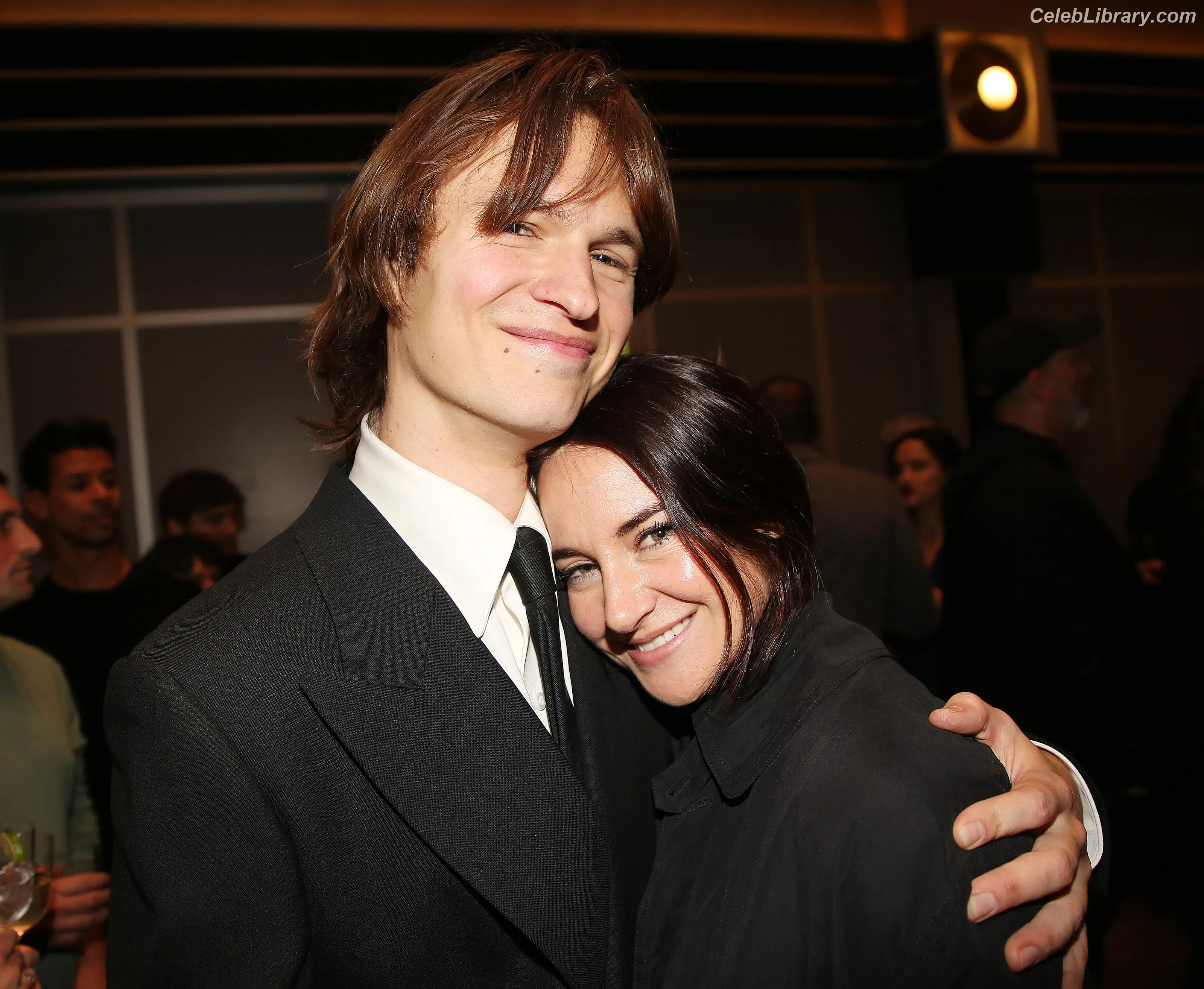 Shailene Woodley photo 18 of 1040