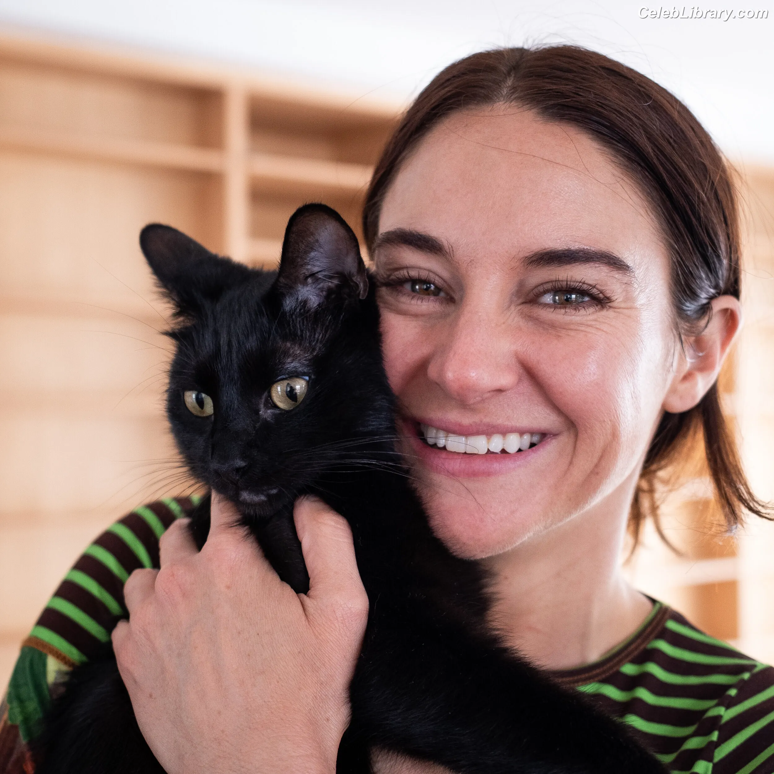 Shailene Woodley photo 23 of 1040