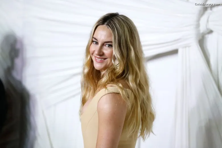 Shailene Woodley photo 21 of 1040