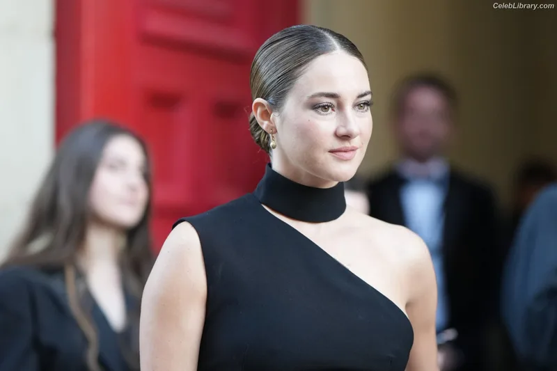 Shailene Woodley photo 17 of 1036