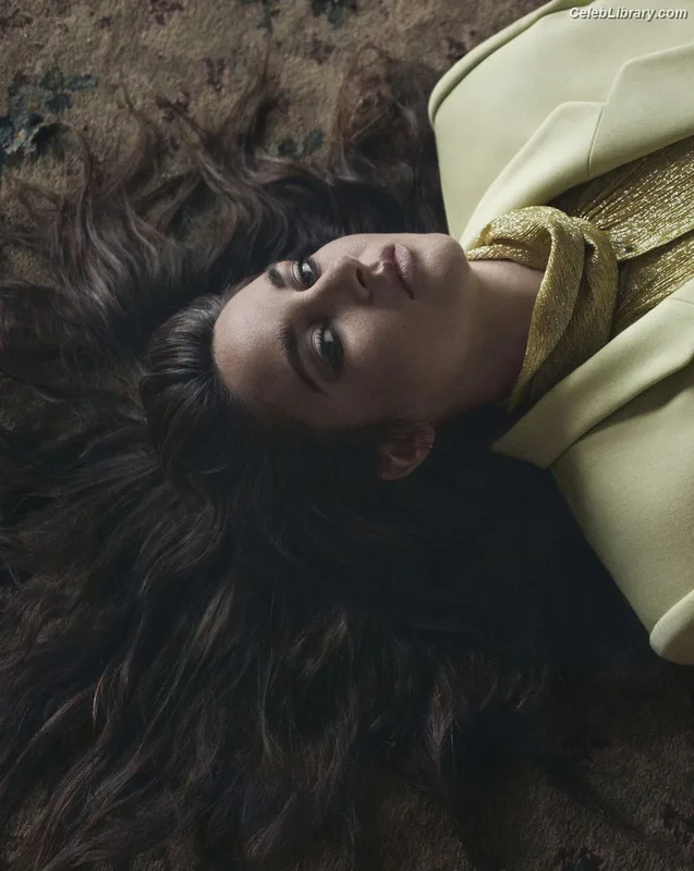 Shailene Woodley photo 7 of 1036