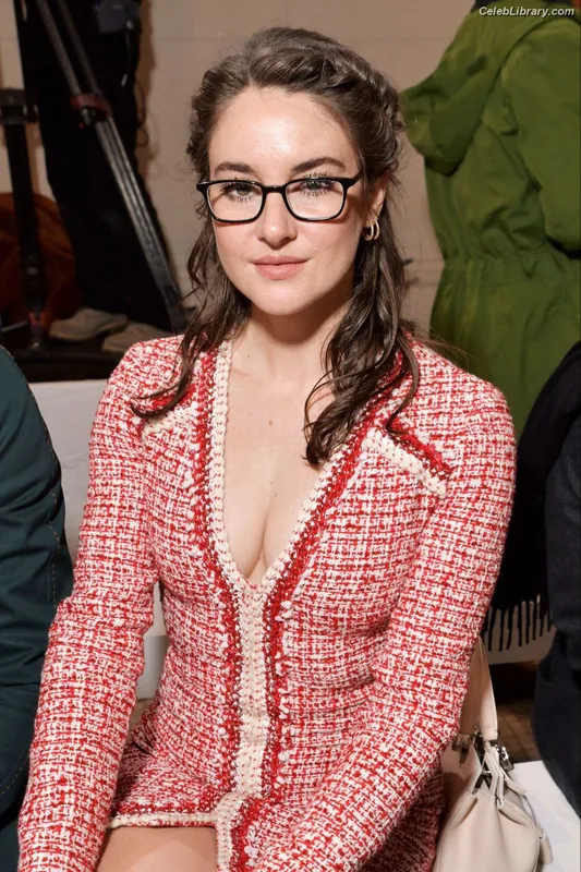 Shailene Woodley photo 9 of 1036