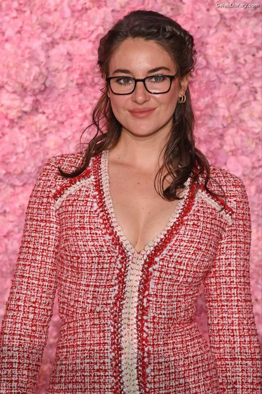 Shailene Woodley photo 22 of 1036