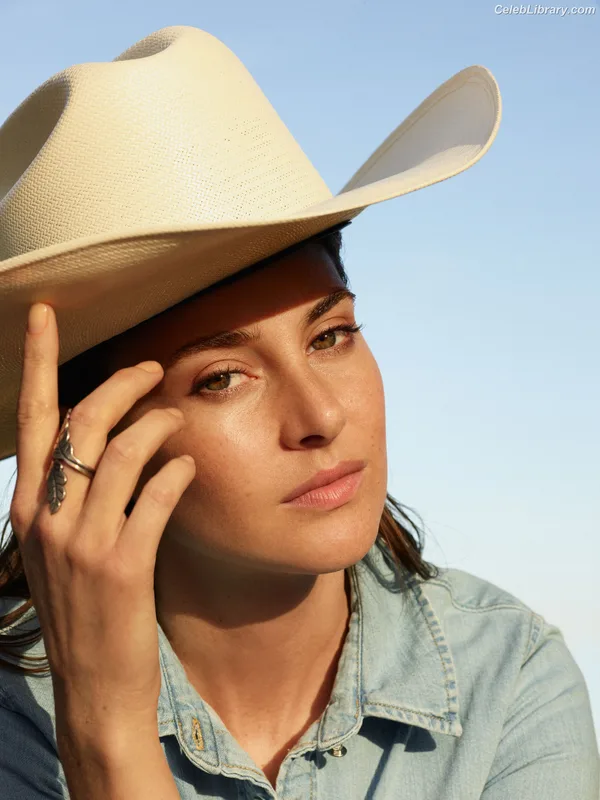 Shailene Woodley photo 15 of 1036