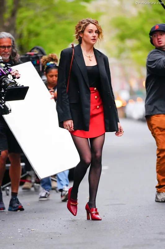 Shailene Woodley photo 1 of 1036