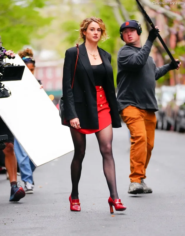 Shailene Woodley photo 2 of 1036
