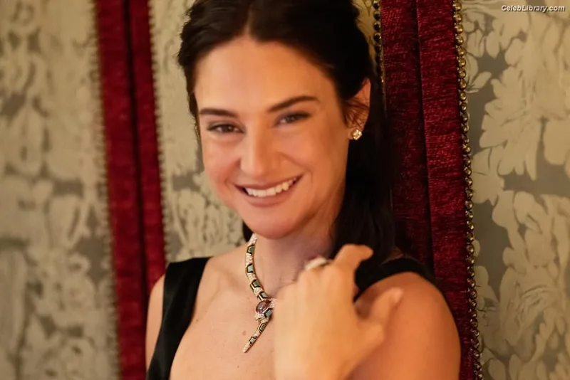 Shailene Woodley photo 11 of 1036