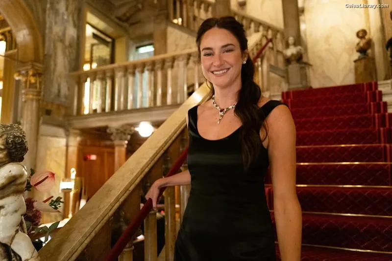 Shailene Woodley photo 13 of 1036