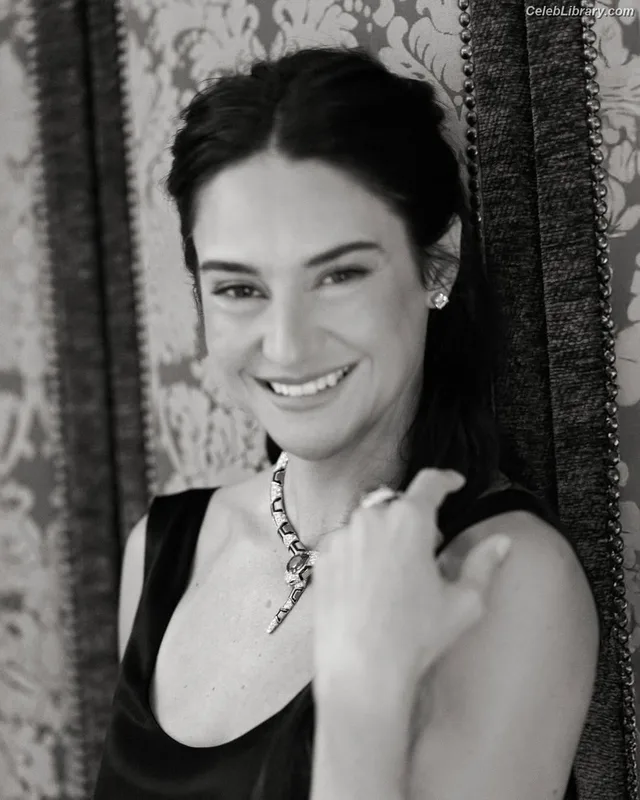 Shailene Woodley photo 21 of 1036
