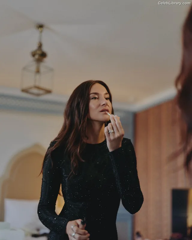 Shailene Woodley photo 7 of 1036