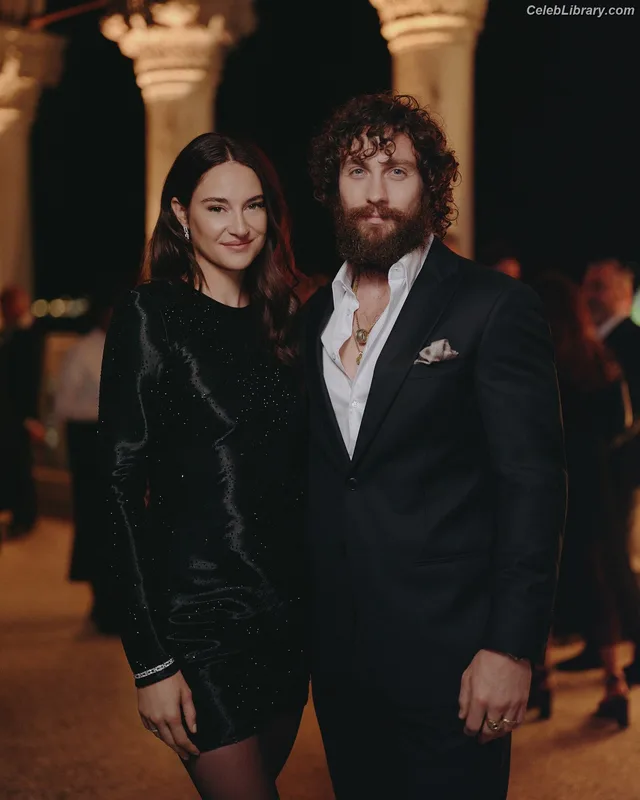 Shailene Woodley photo 15 of 1036