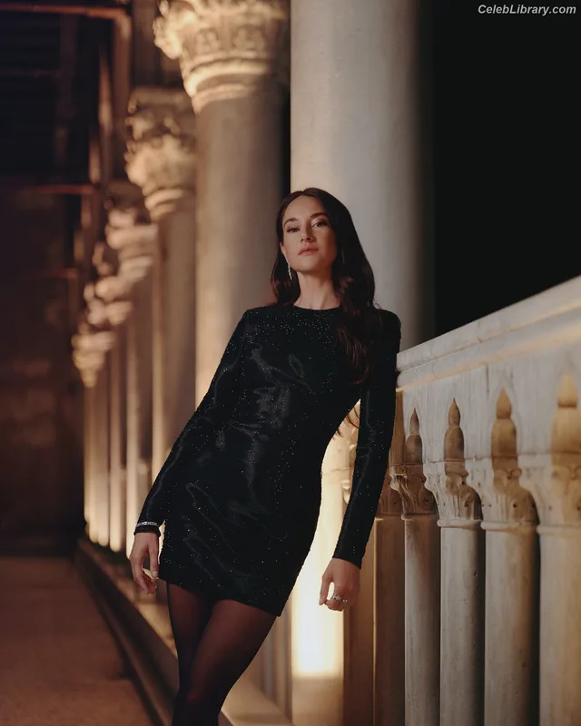 Shailene Woodley photo 17 of 1036