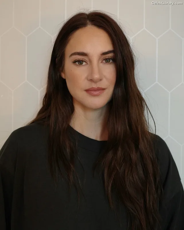 Shailene Woodley photo 22 of 1036