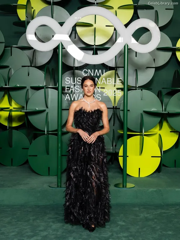 Shailene Woodley photo 8 of 1036