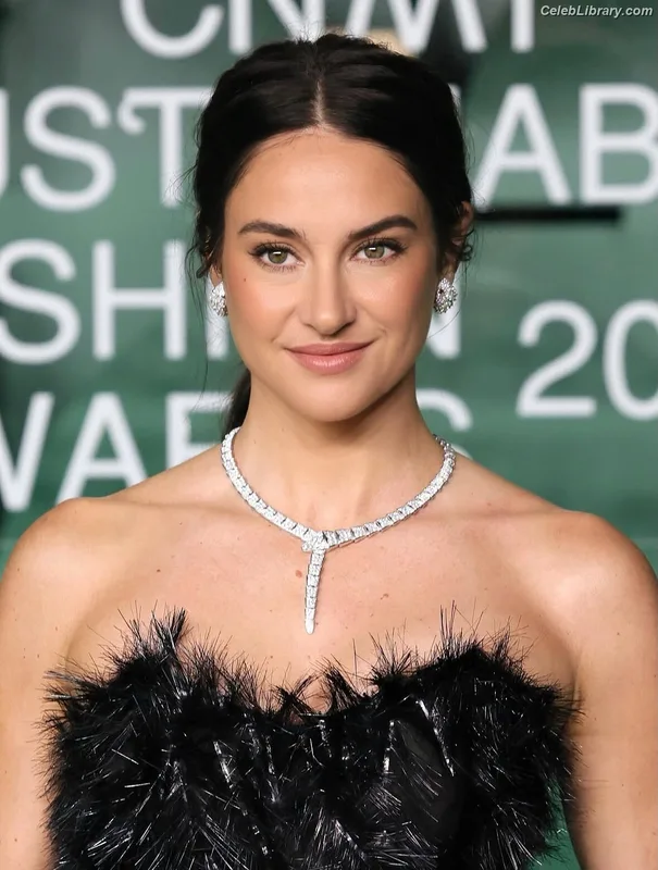 Shailene Woodley photo 17 of 1036