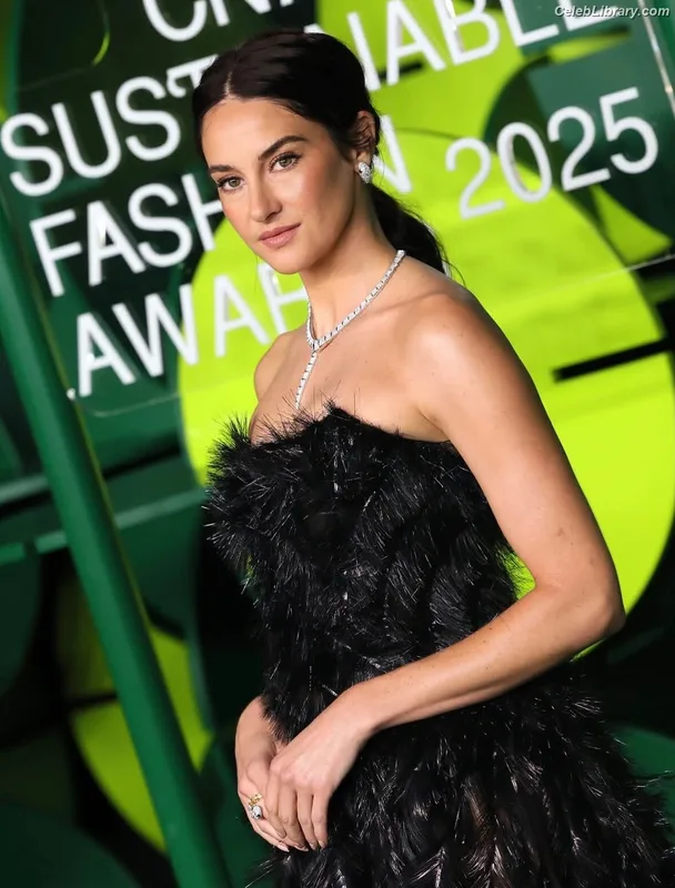 Shailene Woodley photo 19 of 1036