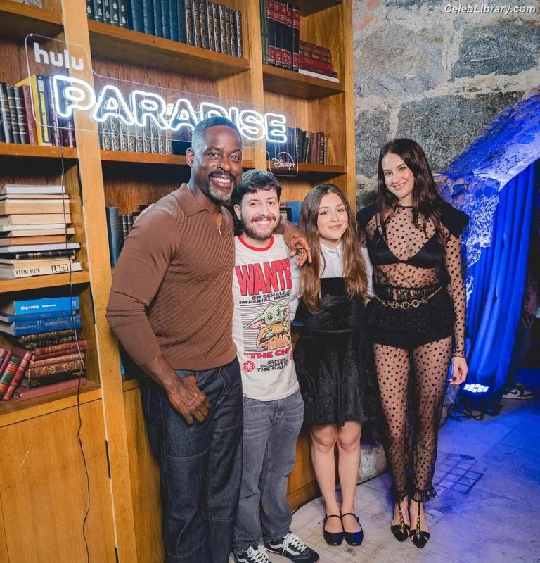 Shailene Woodley photo 24 of 1036