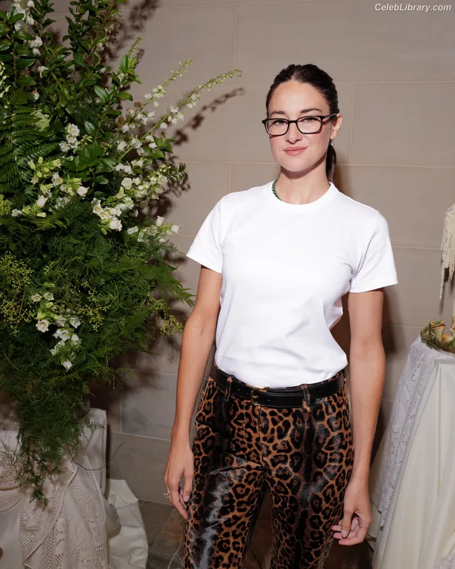 Shailene Woodley photo 10 of 1036