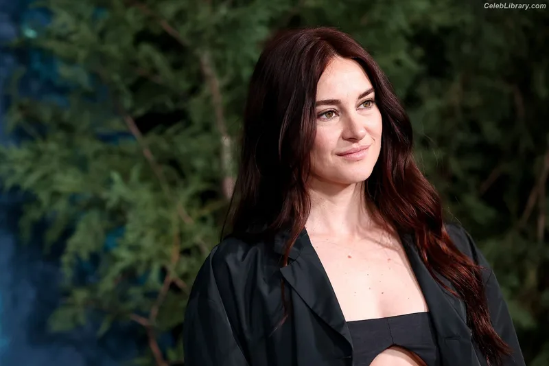 Shailene Woodley photo 8 of 1036