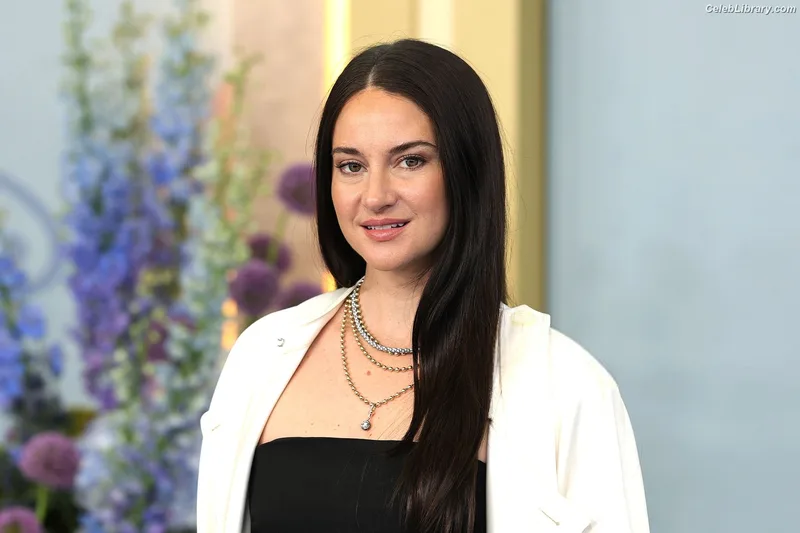 Shailene Woodley photo 6 of 1036