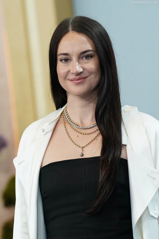 Shailene Woodley photo 17 of 1036