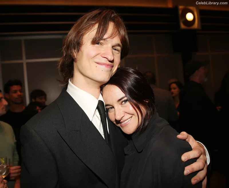 Shailene Woodley photo 14 of 1036