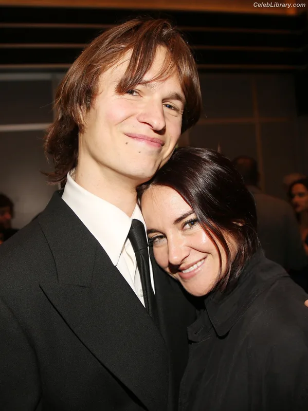 Shailene Woodley photo 17 of 1036