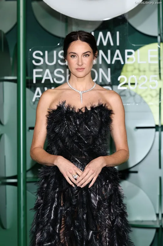 Shailene Woodley photo 5 of 1036