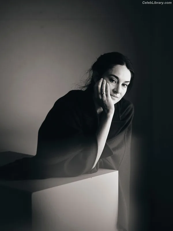 Shailene Woodley photo 9 of 1036